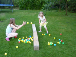 Prehadzovaná - hráme sa s loptičkami na záhrade